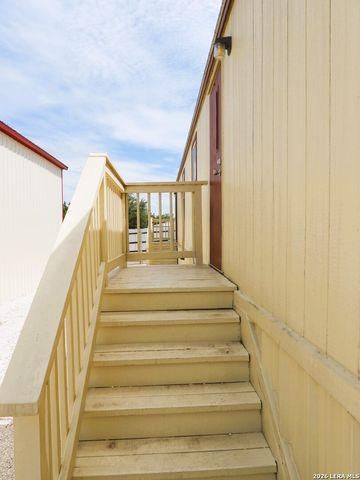 10766 PARK ROAD 37, Lakehills, TX 78063