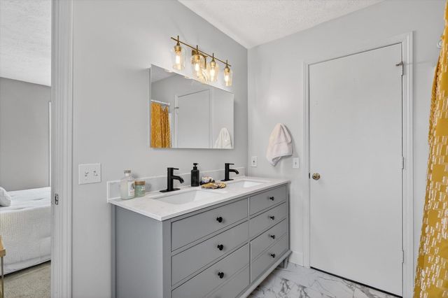 826 Meadow Drive, Wayland, MI 49348