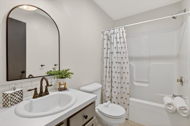 826 Meadow Drive, Wayland, MI 49348