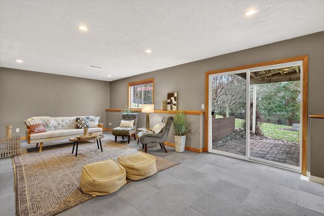 826 Meadow Drive, Wayland, MI 49348