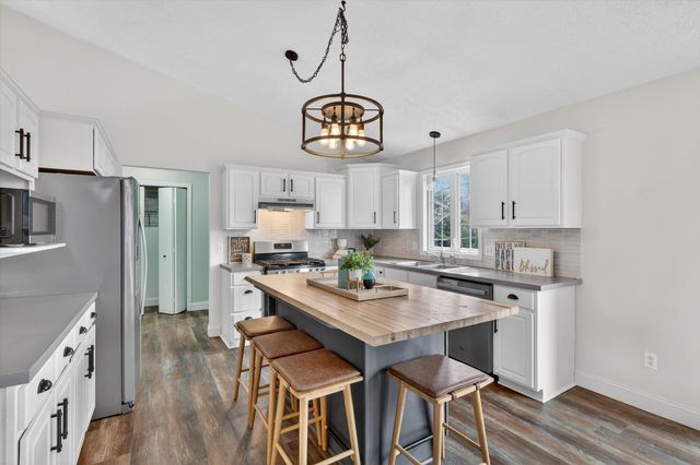 826 Meadow Drive, Wayland, MI 49348