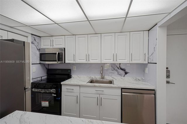 200 Lakeview Dr 101, Weston, FL 33326