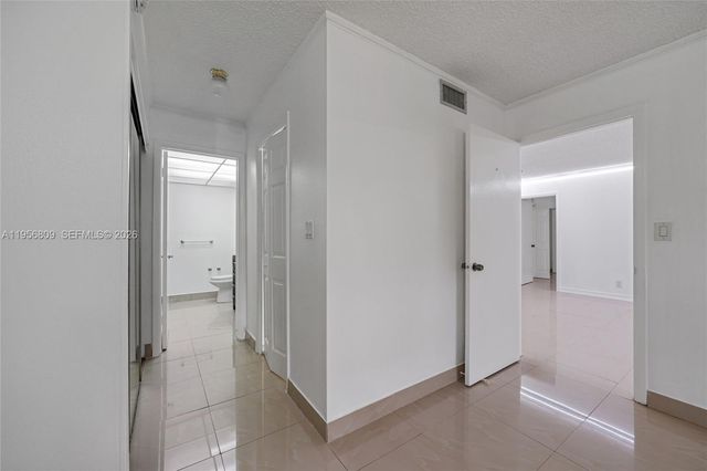 200 Lakeview Dr 101, Weston, FL 33326