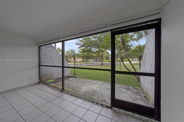 200 Lakeview Dr 101, Weston, FL 33326