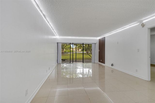 200 Lakeview Dr 101, Weston, FL 33326