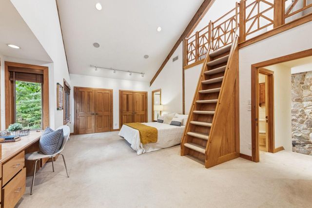 9910 N Corey LANE, Mequon, WI 53092