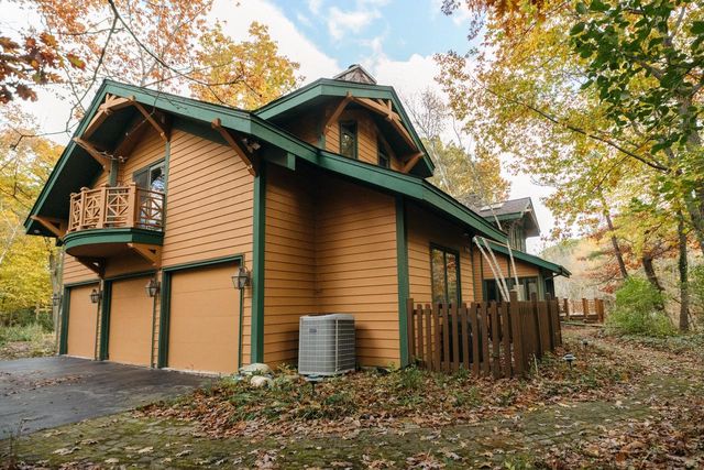 9910 N Corey LANE, Mequon, WI 53092