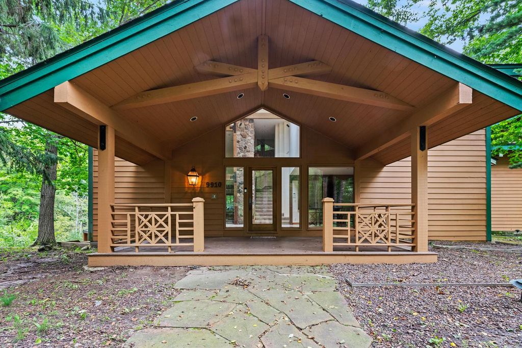 9910 N Corey LANE, Mequon, WI 53092