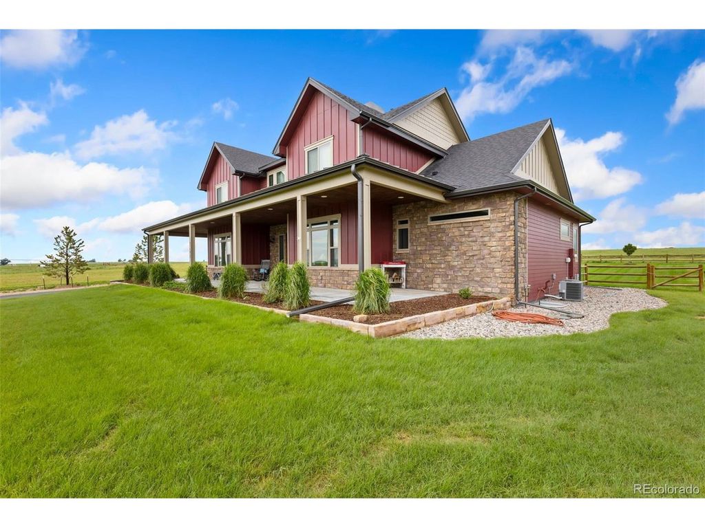 9260 Meadow Farms Dr, Milliken, CO 80543