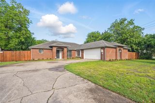 829 Hunters Creek Drive, Desoto, TX 75115