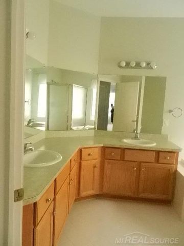 48364 Franklin Drive, Macomb, MI 48044