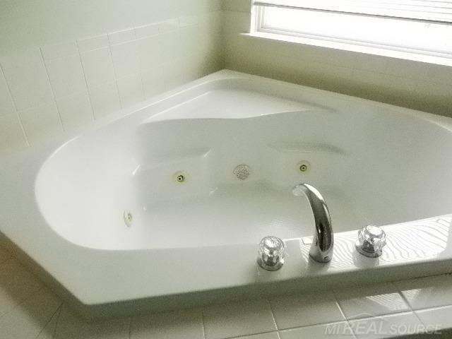 48364 Franklin Drive, Macomb, MI 48044