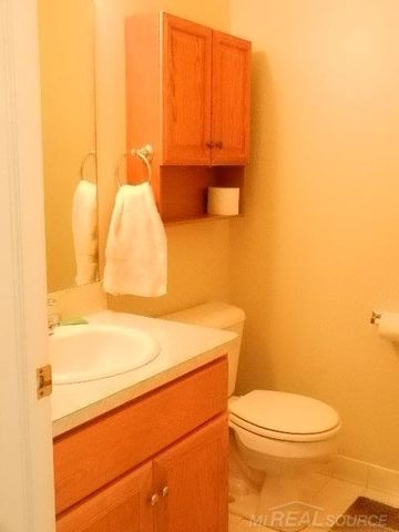 48364 Franklin Drive, Macomb, MI 48044