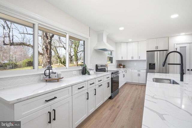 5110 PRESTWICK DR, Fairfax, VA 22030