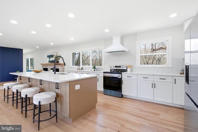 5110 PRESTWICK DR, Fairfax, VA 22030