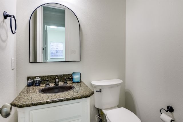 216 Hide A Way Drive, Mabank, TX 75156