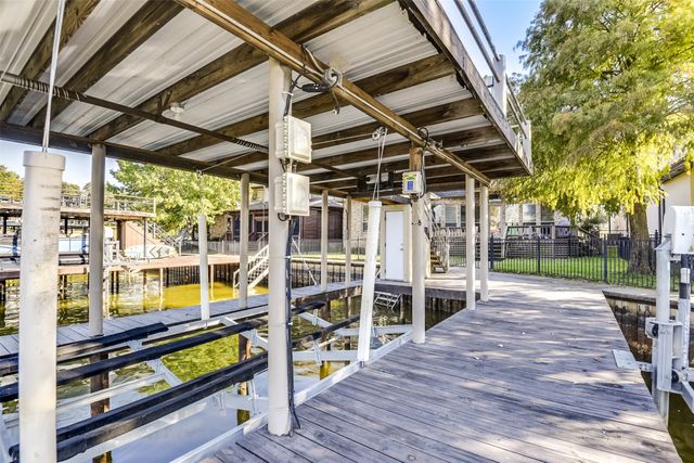 216 Hide A Way Drive, Mabank, TX 75156