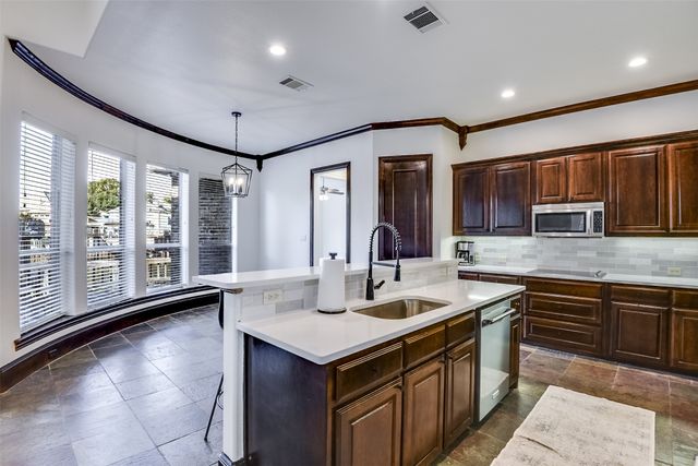 216 Hide A Way Drive, Mabank, TX 75156