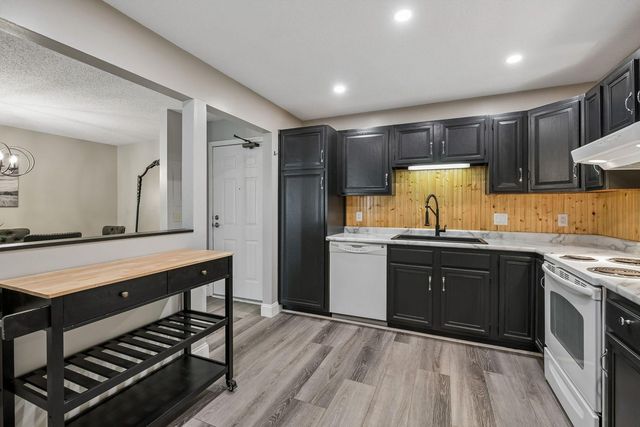 10540 43rd Avenue N 103, Plymouth, MN 55442