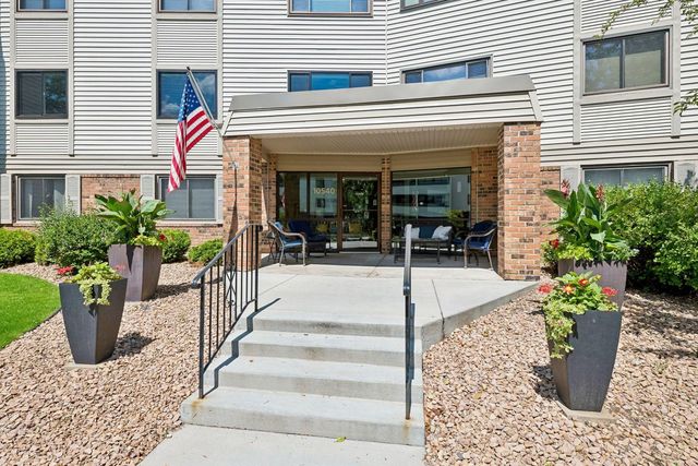10540 43rd Avenue N 103, Plymouth, MN 55442
