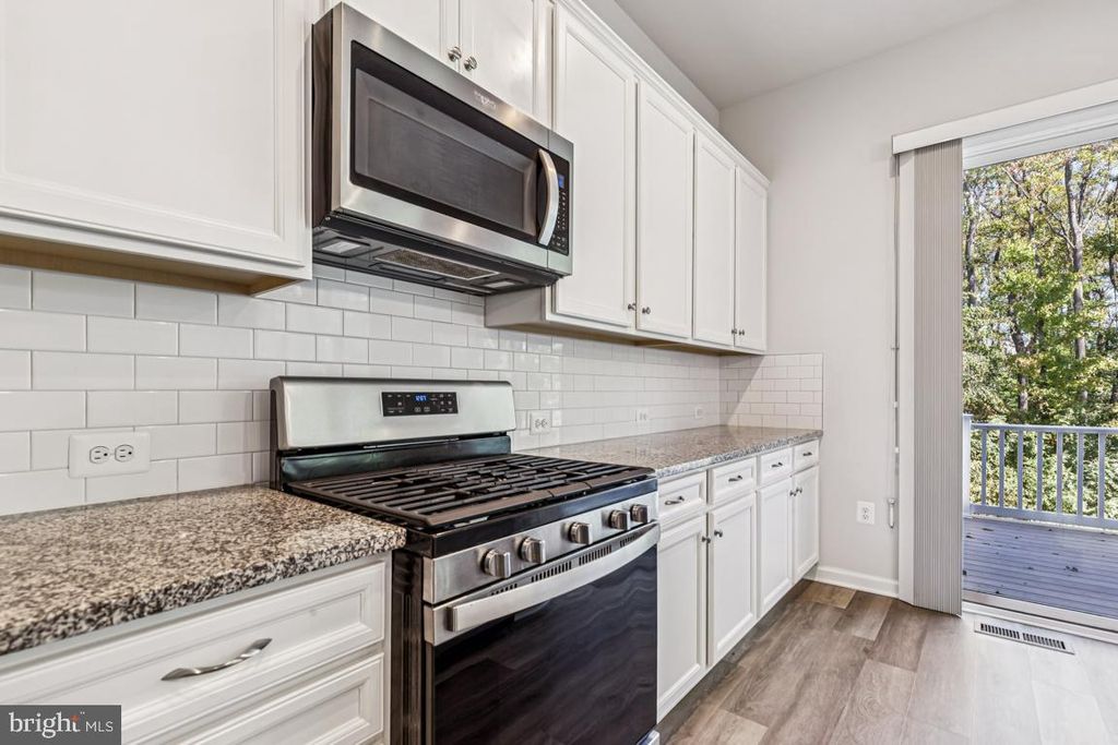 Image 16 of property listing at 17815 WOODS OVERLOOK DR, Dumfries, VA 22026