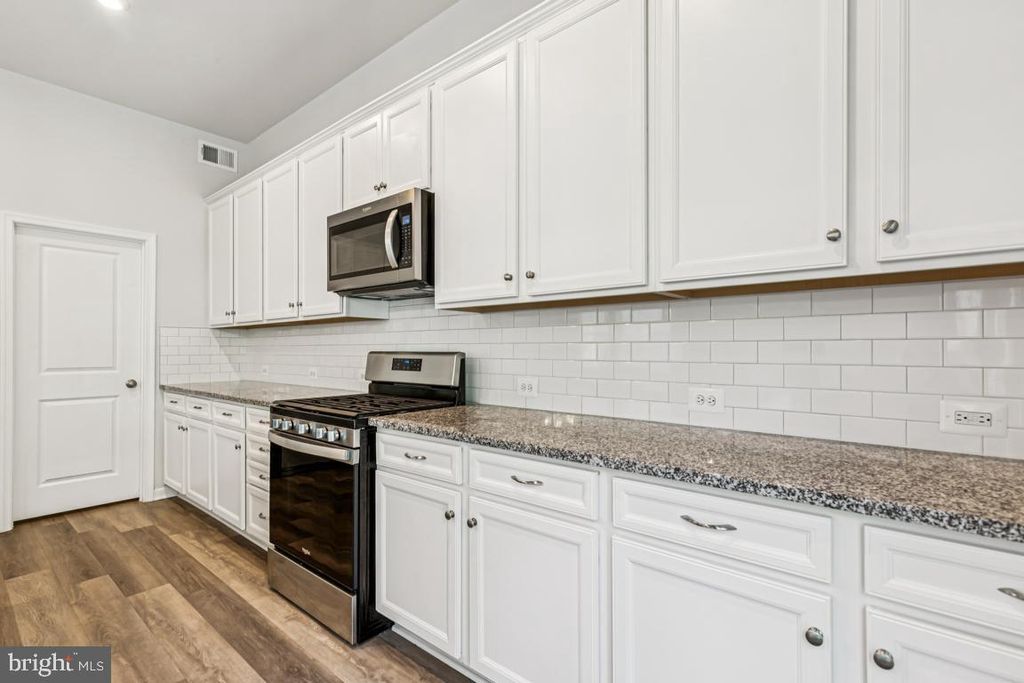 Image 17 of property listing at 17815 WOODS OVERLOOK DR, Dumfries, VA 22026