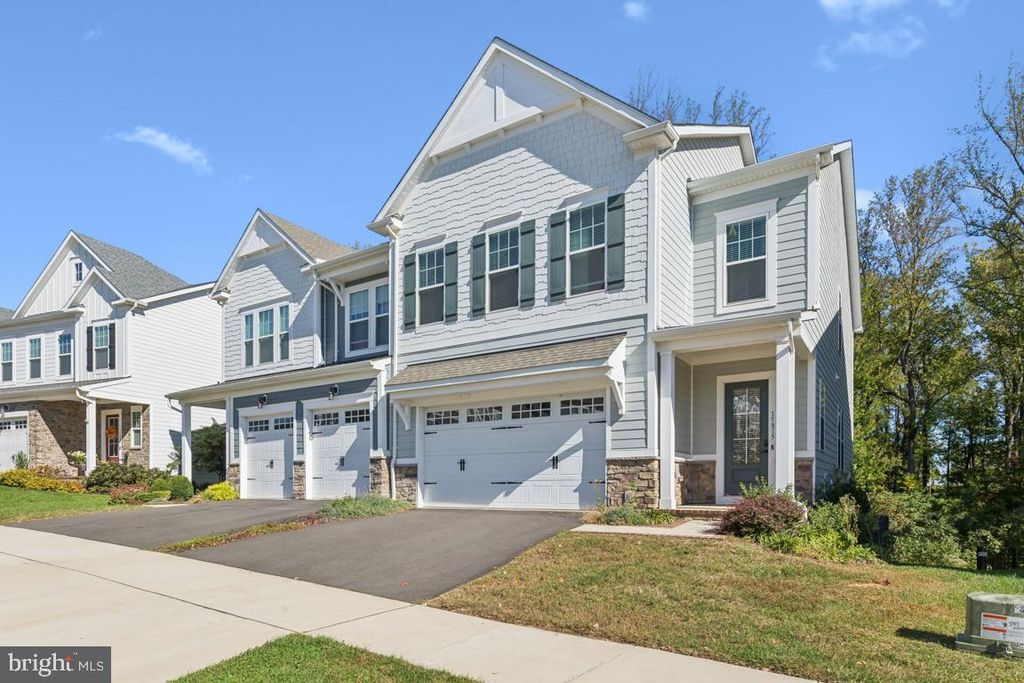 Image 2 of property listing at 17815 WOODS OVERLOOK DR, Dumfries, VA 22026