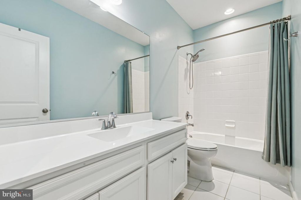 Image 21 of property listing at 17815 WOODS OVERLOOK DR, Dumfries, VA 22026