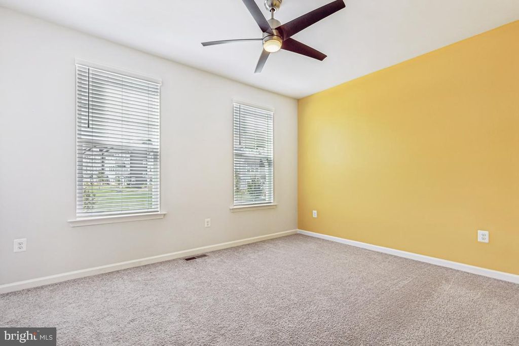 Image 22 of property listing at 17815 WOODS OVERLOOK DR, Dumfries, VA 22026