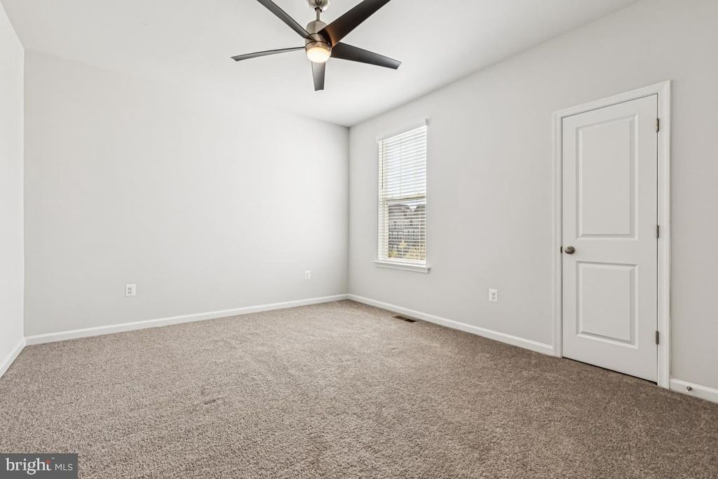 Image 24 of property listing at 17815 WOODS OVERLOOK DR, Dumfries, VA 22026