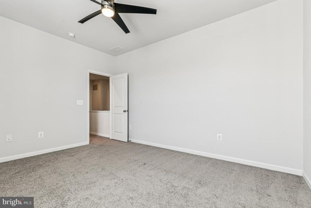 Image 25 of property listing at 17815 WOODS OVERLOOK DR, Dumfries, VA 22026