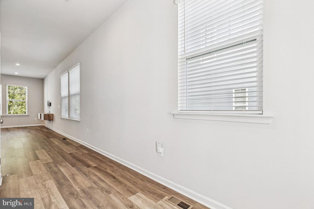 Image 3 of property listing at 17815 WOODS OVERLOOK DR, Dumfries, VA 22026