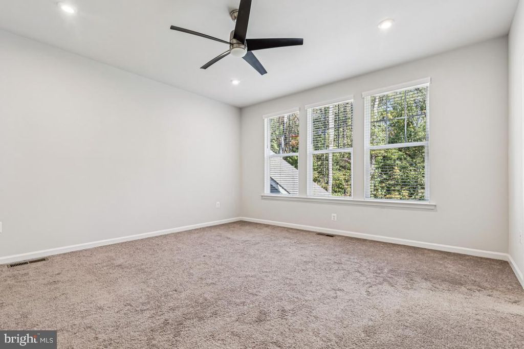 Image 30 of property listing at 17815 WOODS OVERLOOK DR, Dumfries, VA 22026