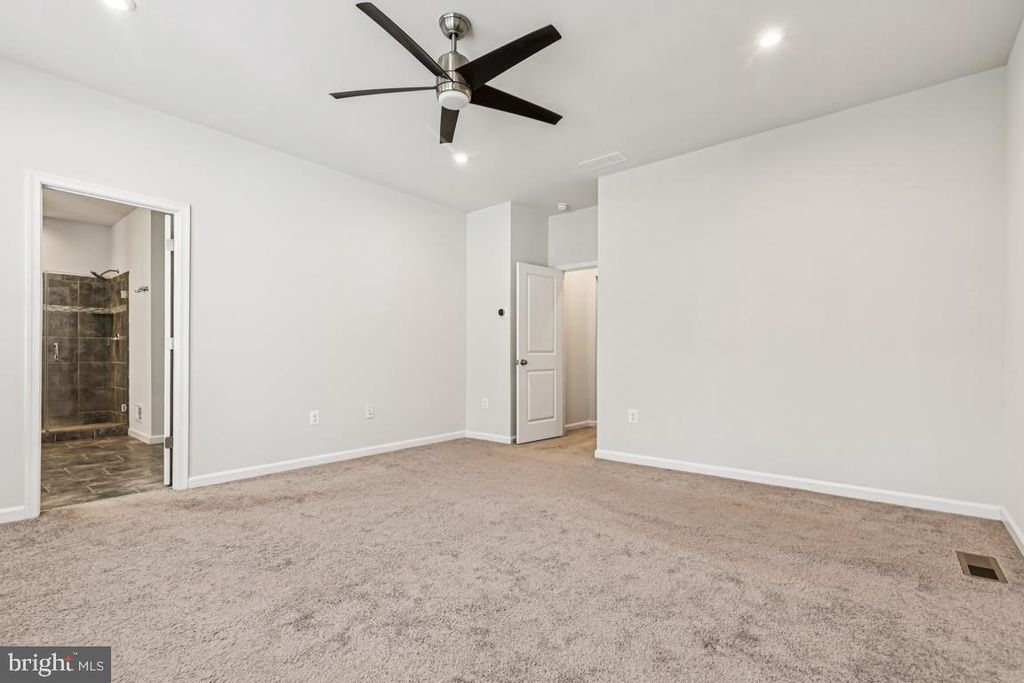 Image 32 of property listing at 17815 WOODS OVERLOOK DR, Dumfries, VA 22026