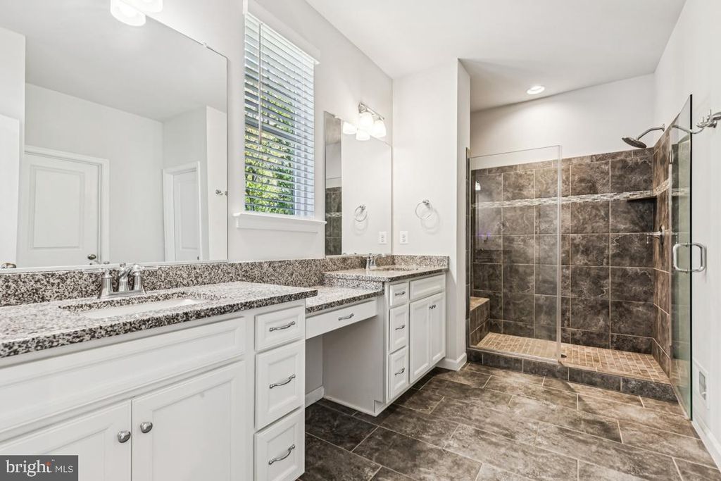 Image 33 of property listing at 17815 WOODS OVERLOOK DR, Dumfries, VA 22026