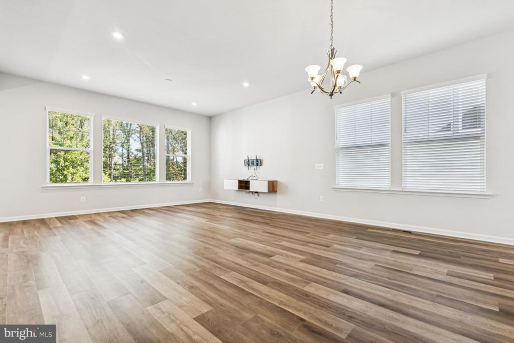 Image 5 of property listing at 17815 WOODS OVERLOOK DR, Dumfries, VA 22026