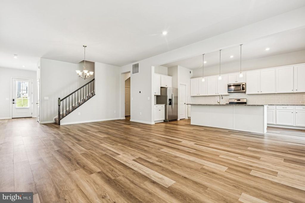Image 7 of property listing at 17815 WOODS OVERLOOK DR, Dumfries, VA 22026