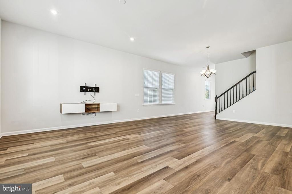 Image 9 of property listing at 17815 WOODS OVERLOOK DR, Dumfries, VA 22026