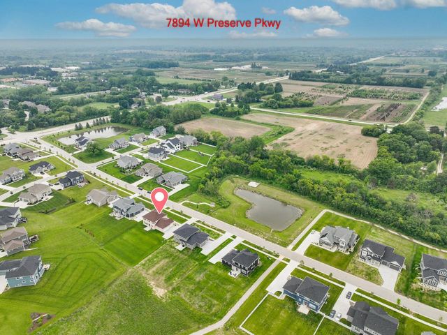 7894 W Preserve PARKWAY, Mequon, WI 53097