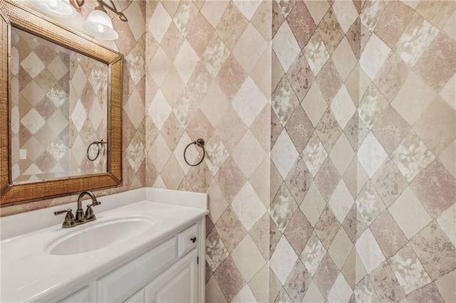 113 Teton Ridge Street, Lake Winnebago, MO 64034