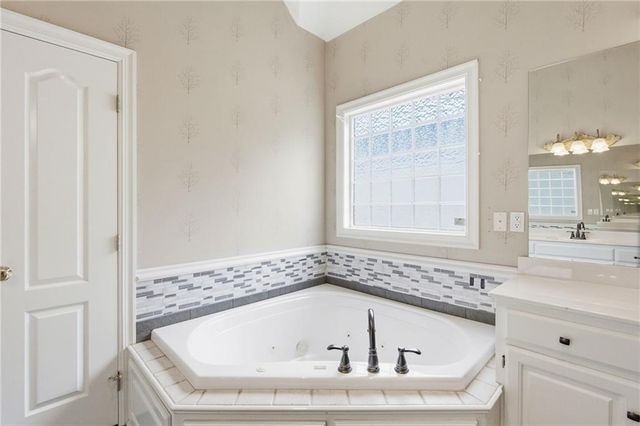 113 Teton Ridge Street, Lake Winnebago, MO 64034