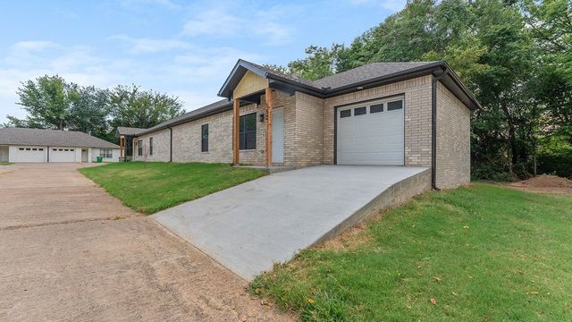 152 W Hill Street, Farmington, AR 72730