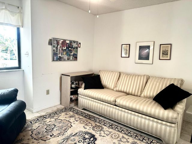 25 Pelican Pointe Drive 201, Delray Beach, FL 33483