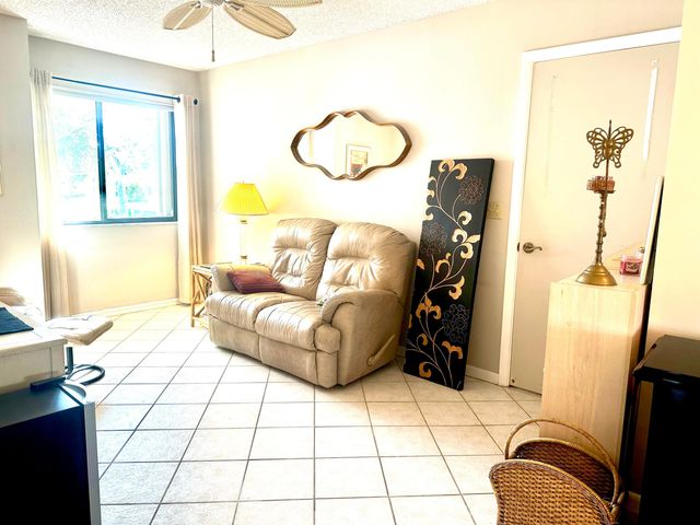 25 Pelican Pointe Drive 201, Delray Beach, FL 33483