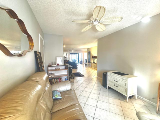 25 Pelican Pointe Drive 201, Delray Beach, FL 33483