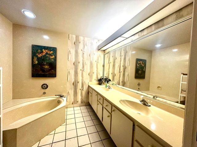 25 Pelican Pointe Drive 201, Delray Beach, FL 33483