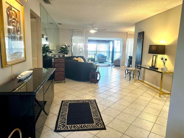 25 Pelican Pointe Drive 201, Delray Beach, FL 33483
