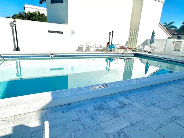 25 Pelican Pointe Drive 201, Delray Beach, FL 33483