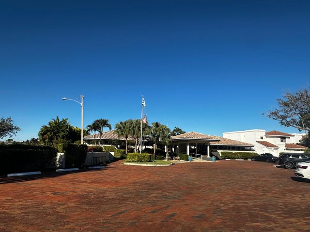 25 Pelican Pointe Drive 201, Delray Beach, FL 33483