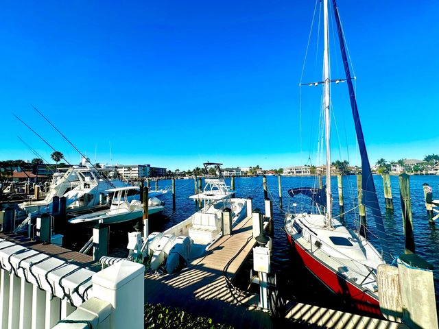 25 Pelican Pointe Drive 201, Delray Beach, FL 33483